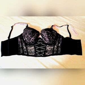 Beautiful lace Corset Victoria's Secret. Size small around, but cup size D NWT